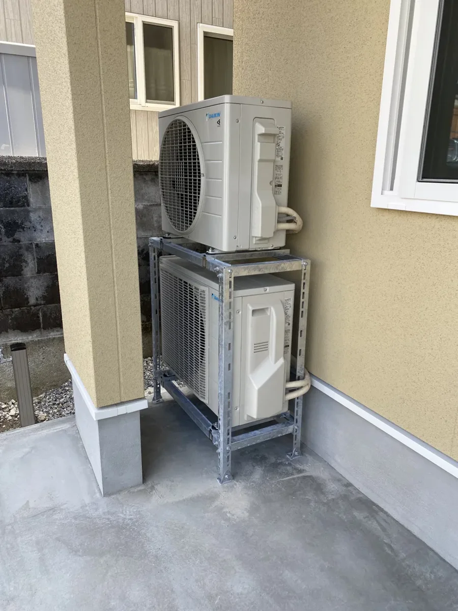 戸建て住宅の室外機2段架台設置