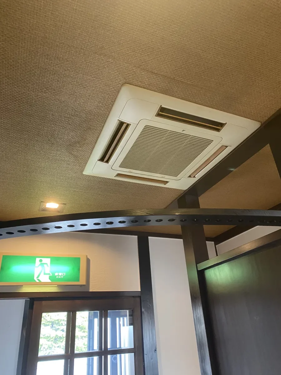 店舗への天井カセット型エアコン設置